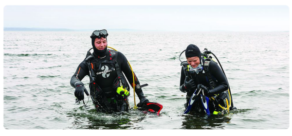 海洋生物学家从海洋潜水中浮出水面